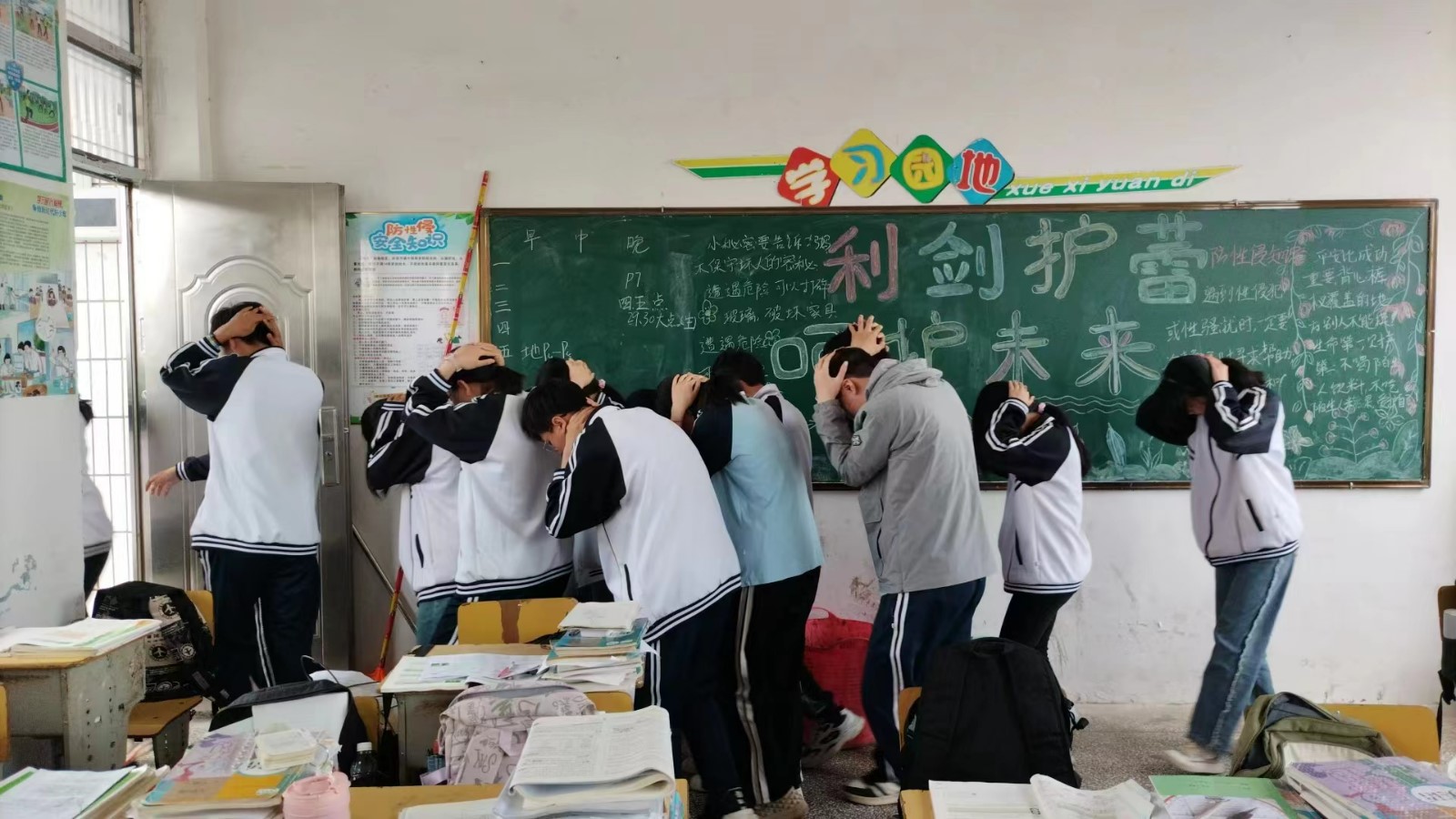 下花桥镇中学开展应急疏散演练