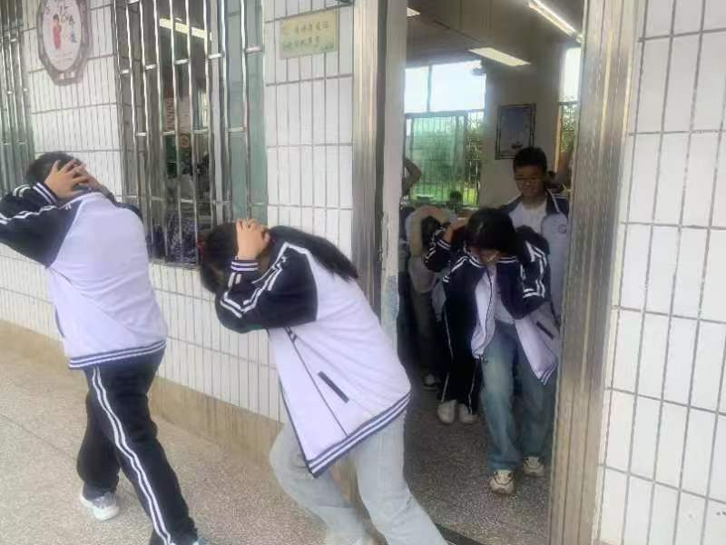 下花桥镇中学开展应急疏散演练