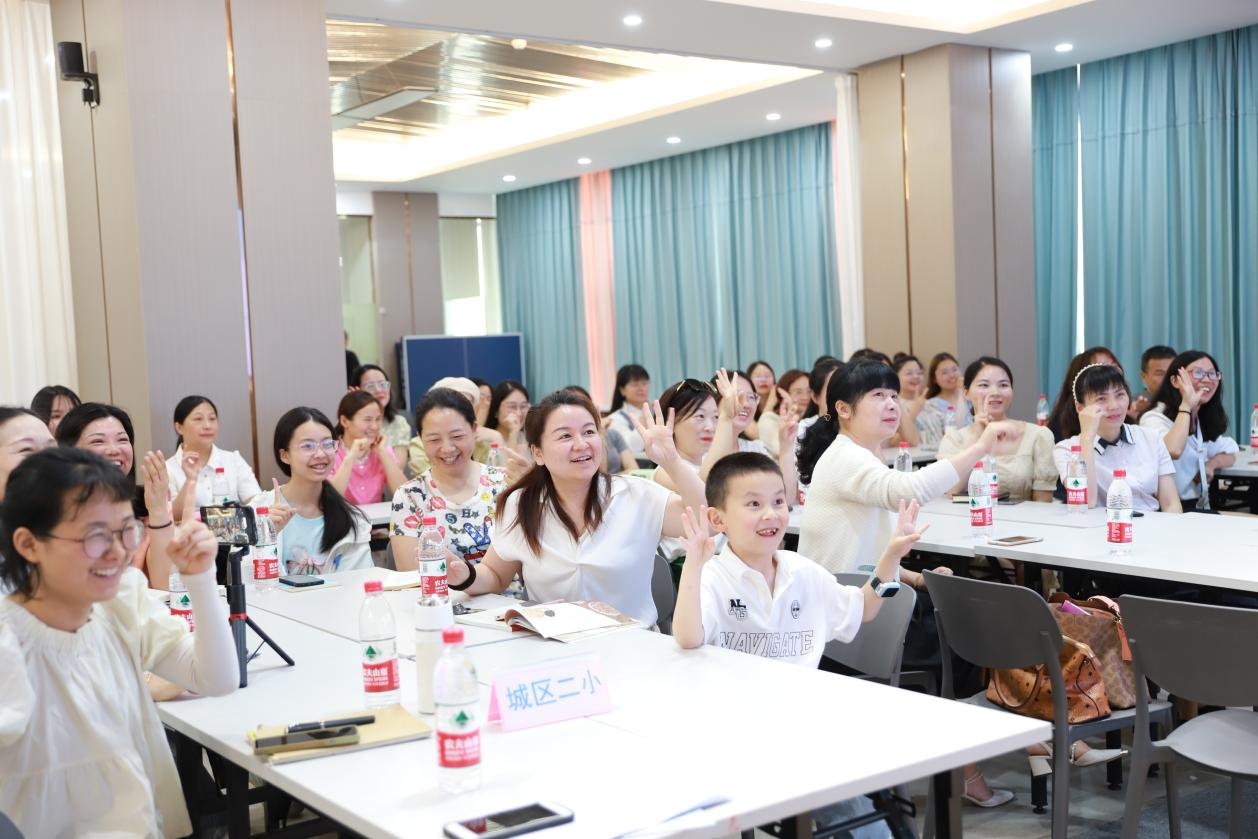 城区二小繁星读书会：与鲁迅相遇，让教育生活“幸福而完整”