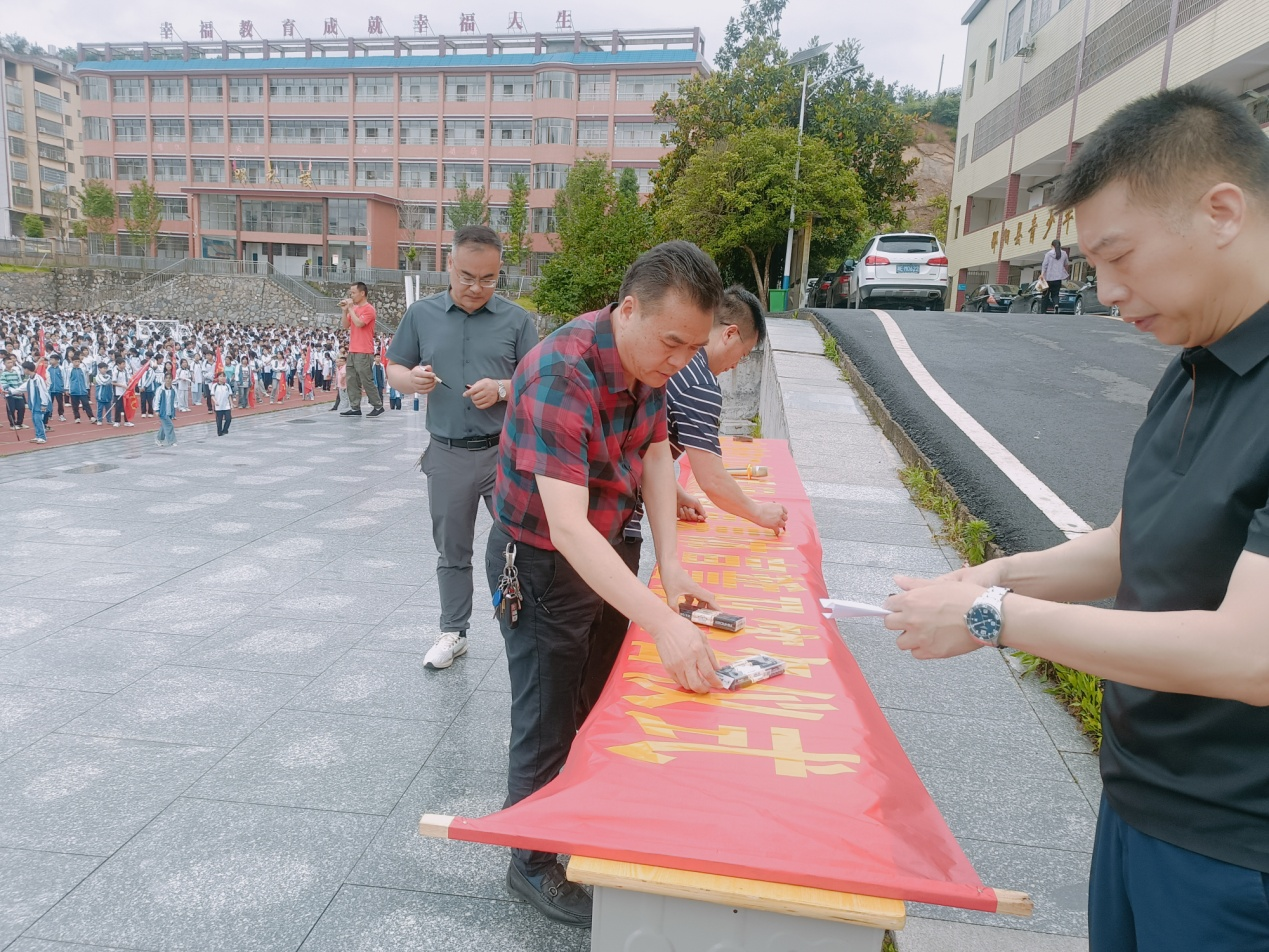 塘渡口初级中学开展国旗下的防溺水教育