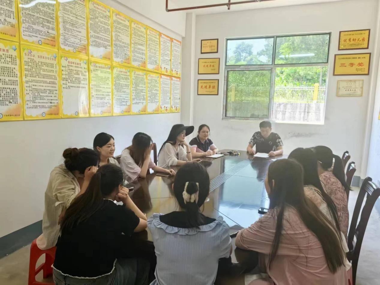 下花桥镇中心幼儿园召开安全工作专题会议