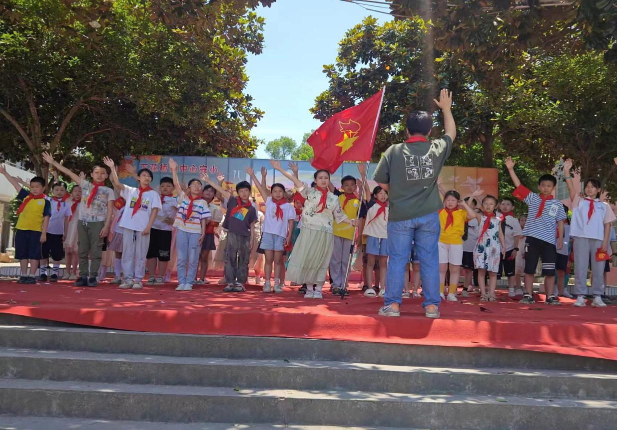 “红领巾飘扬，童心向党爱祖国”