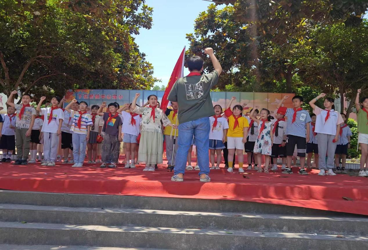 “红领巾飘扬，童心向党爱祖国”