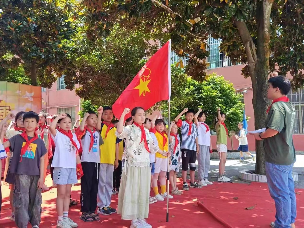 “红领巾飘扬，童心向党爱祖国”
