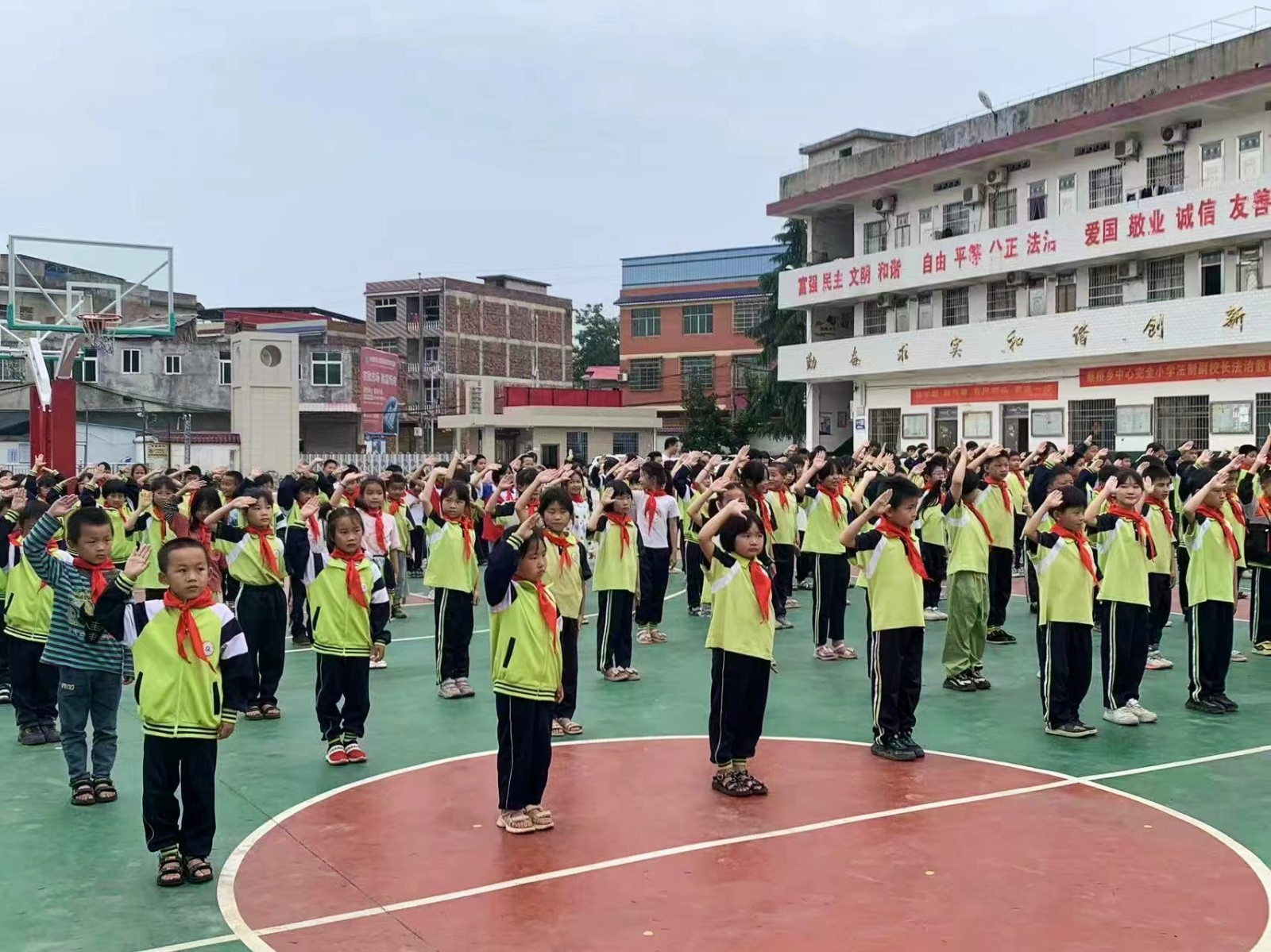 “红领巾爱祖国 争做好队员”