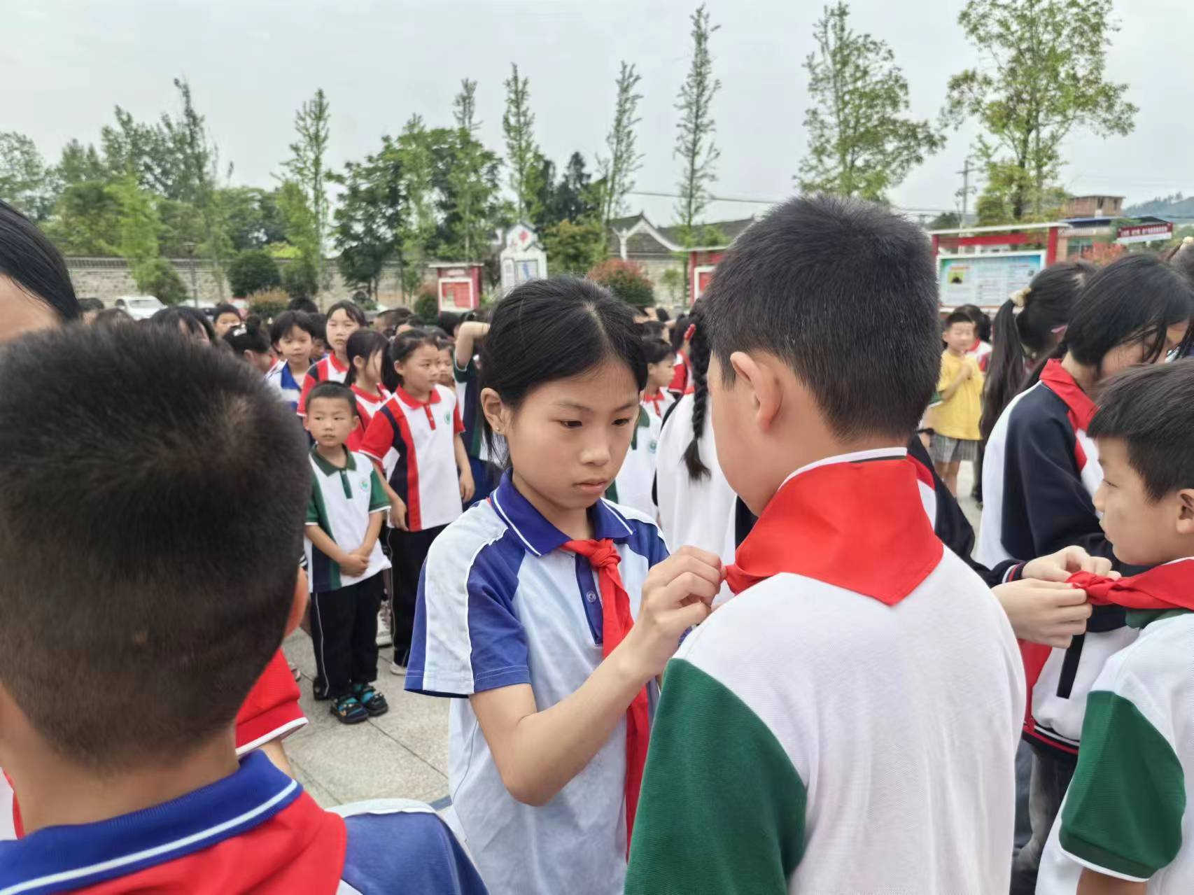 塘田市镇中心完全小学举行少先队新队员入队仪式