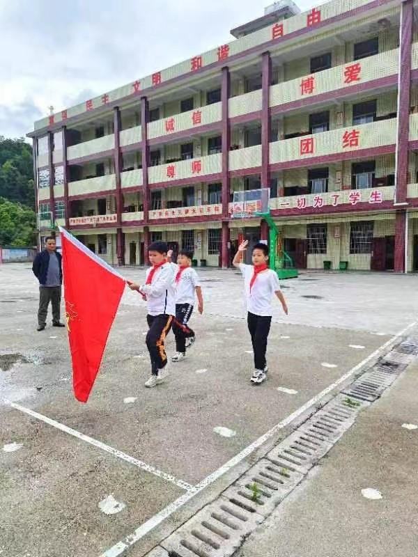领巾少年强，星火亮校园