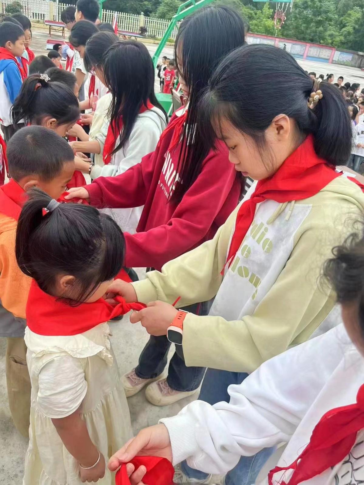 领巾少年强，星火亮校园