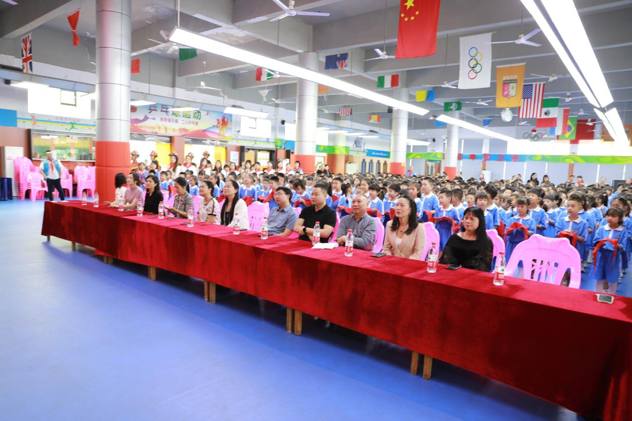 城区二小举行“红领巾爱祖国”新队员入队仪式暨颁奖典礼