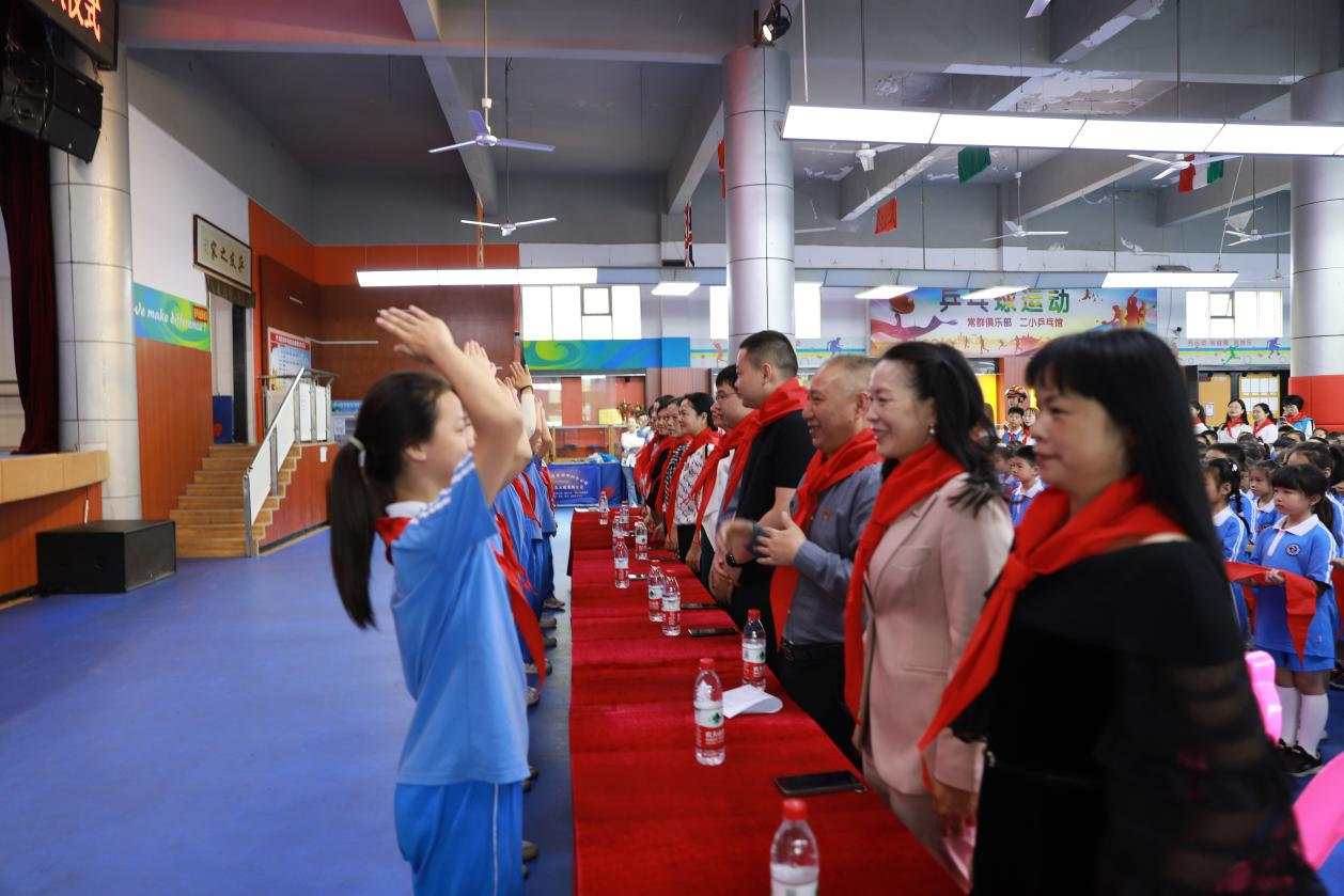 城区二小举行“红领巾爱祖国”新队员入队仪式暨颁奖典礼