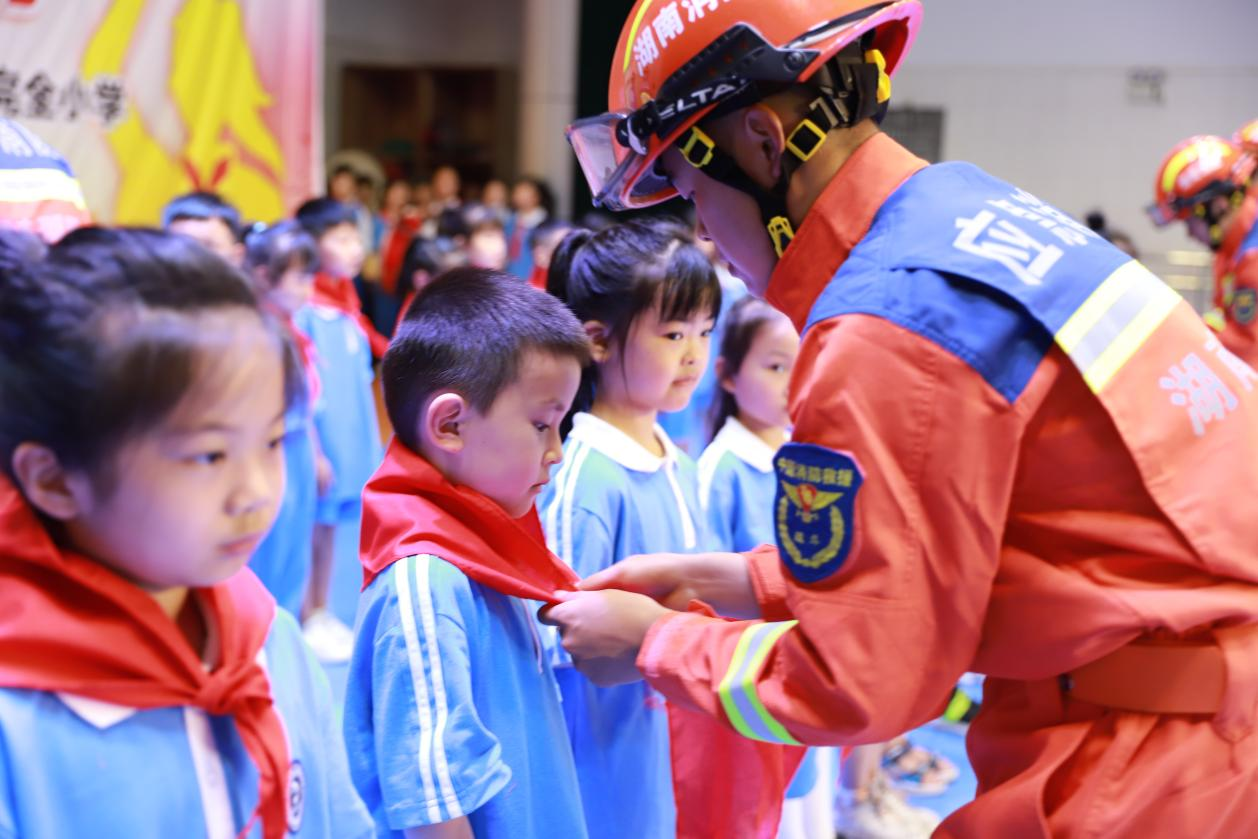 城区二小举行“红领巾爱祖国”新队员入队仪式暨颁奖典礼