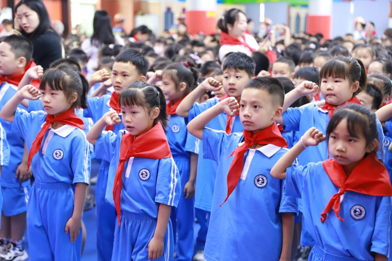 城区二小举行“红领巾爱祖国”新队员入队仪式暨颁奖典礼