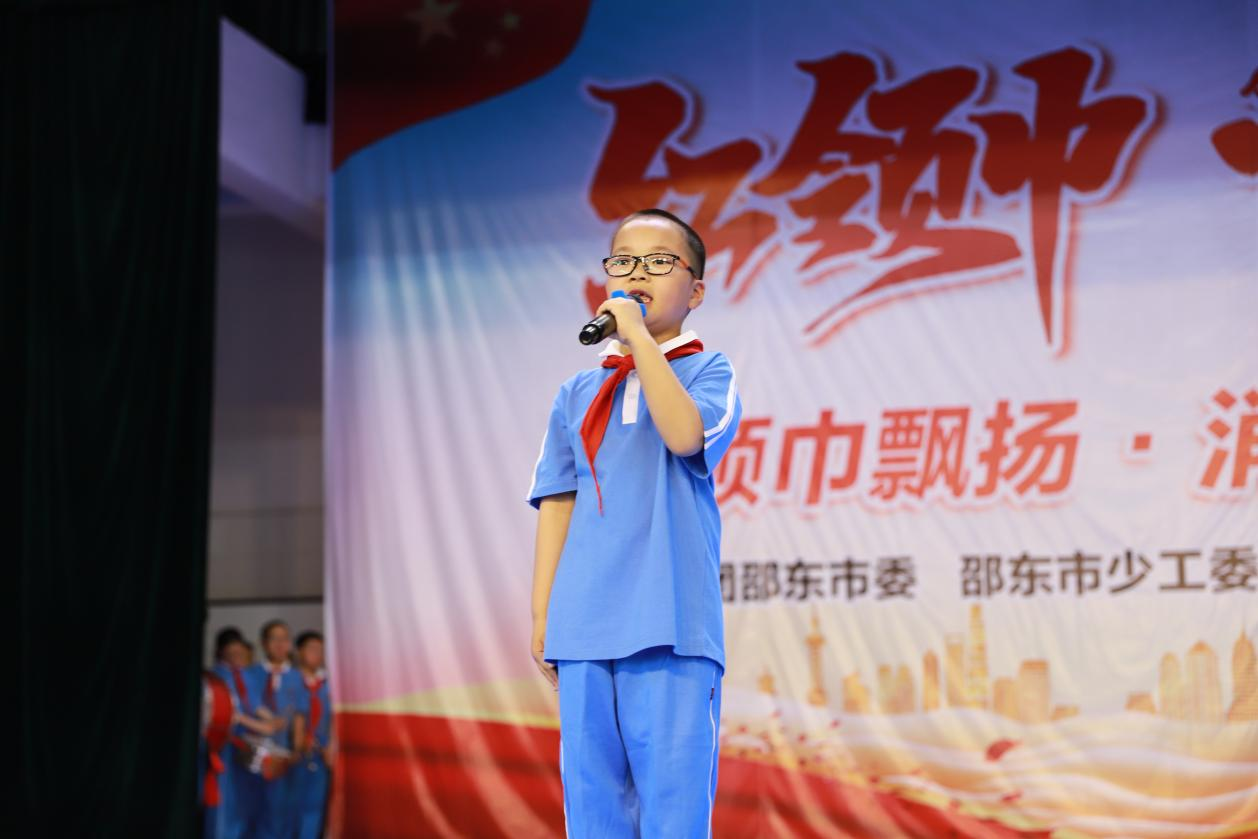 城区二小举行“红领巾爱祖国”新队员入队仪式暨颁奖典礼