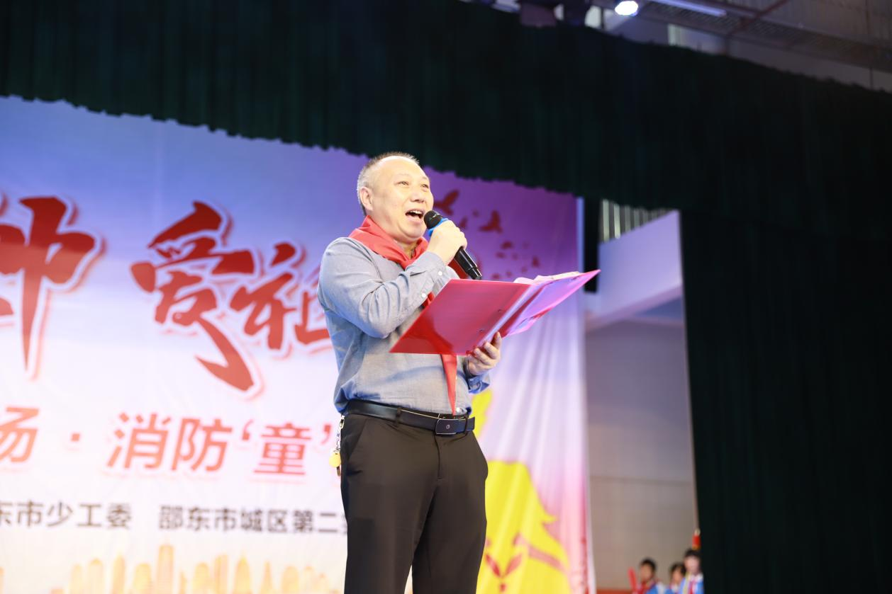 城区二小举行“红领巾爱祖国”新队员入队仪式暨颁奖典礼