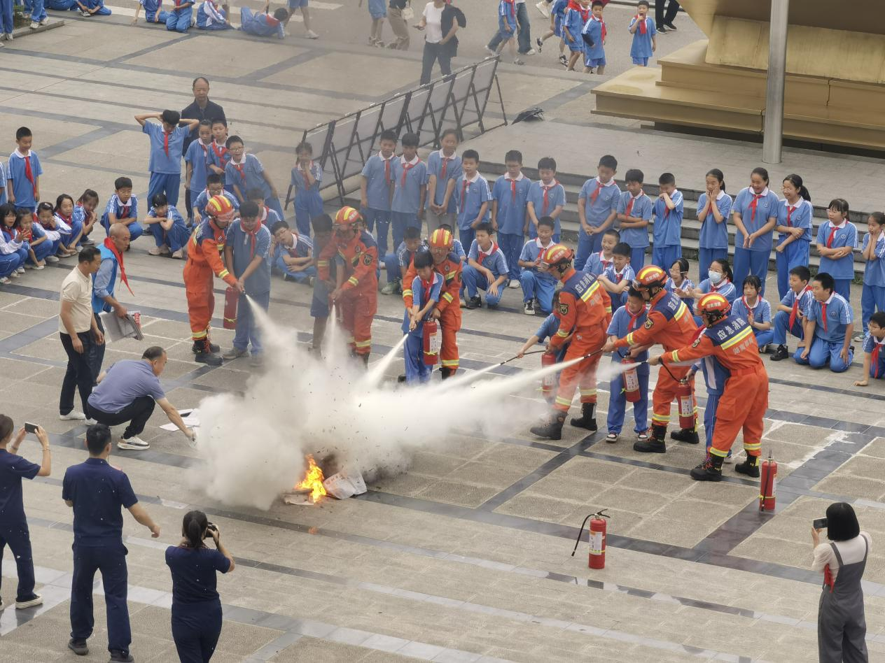 城区二小举行“红领巾爱祖国”新队员入队仪式暨颁奖典礼
