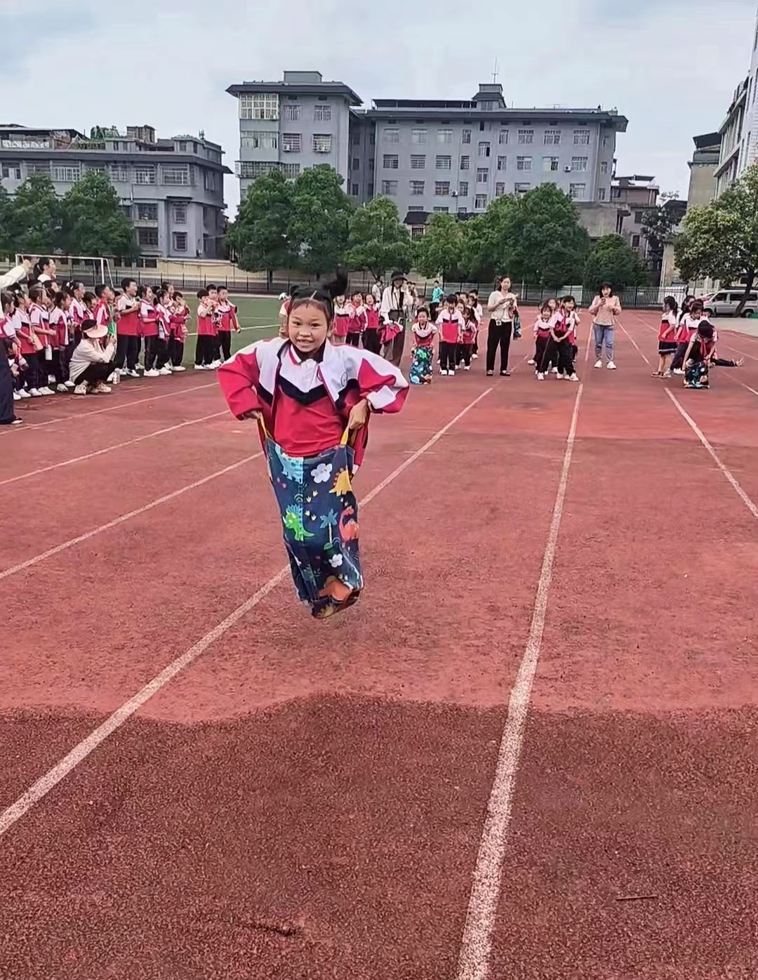 金城学校一年级举行趣味运动会