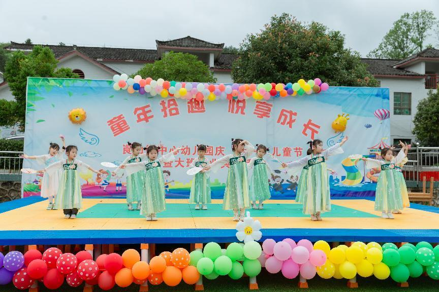 新宁县崀山镇中心幼儿园开展庆“六·一”文艺汇演