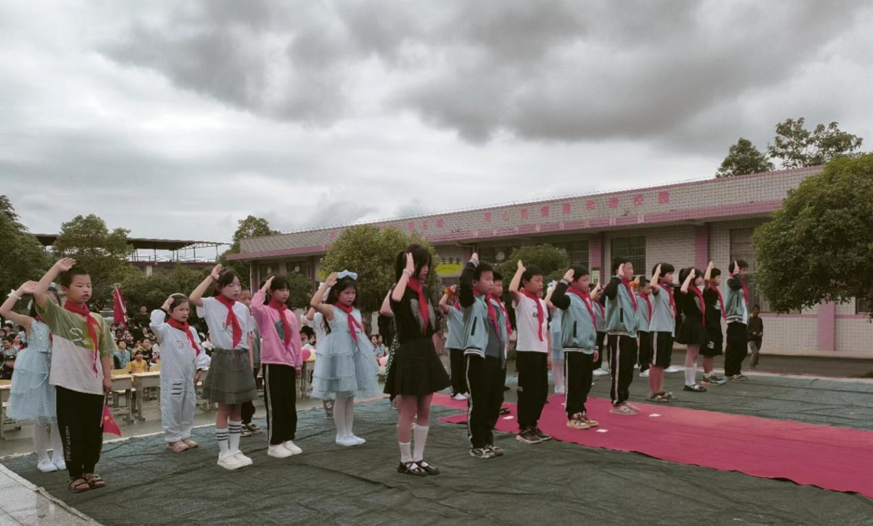 雏鹰展翅，快乐成长