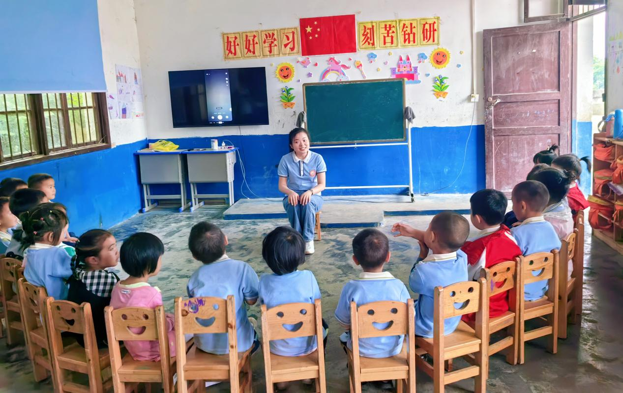 教育传递温情，心灵绽放光芒