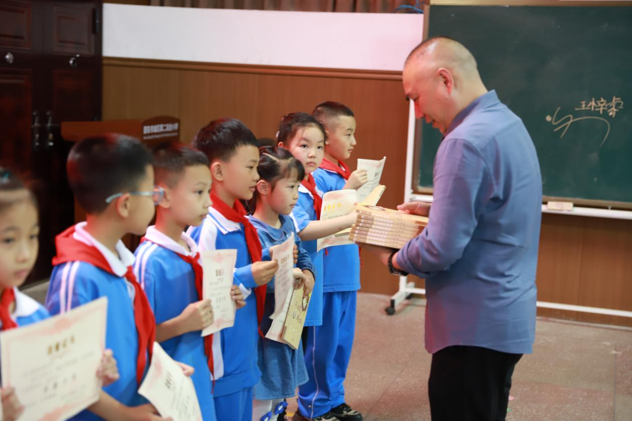 城区二小举行“书香校园”颁奖典礼