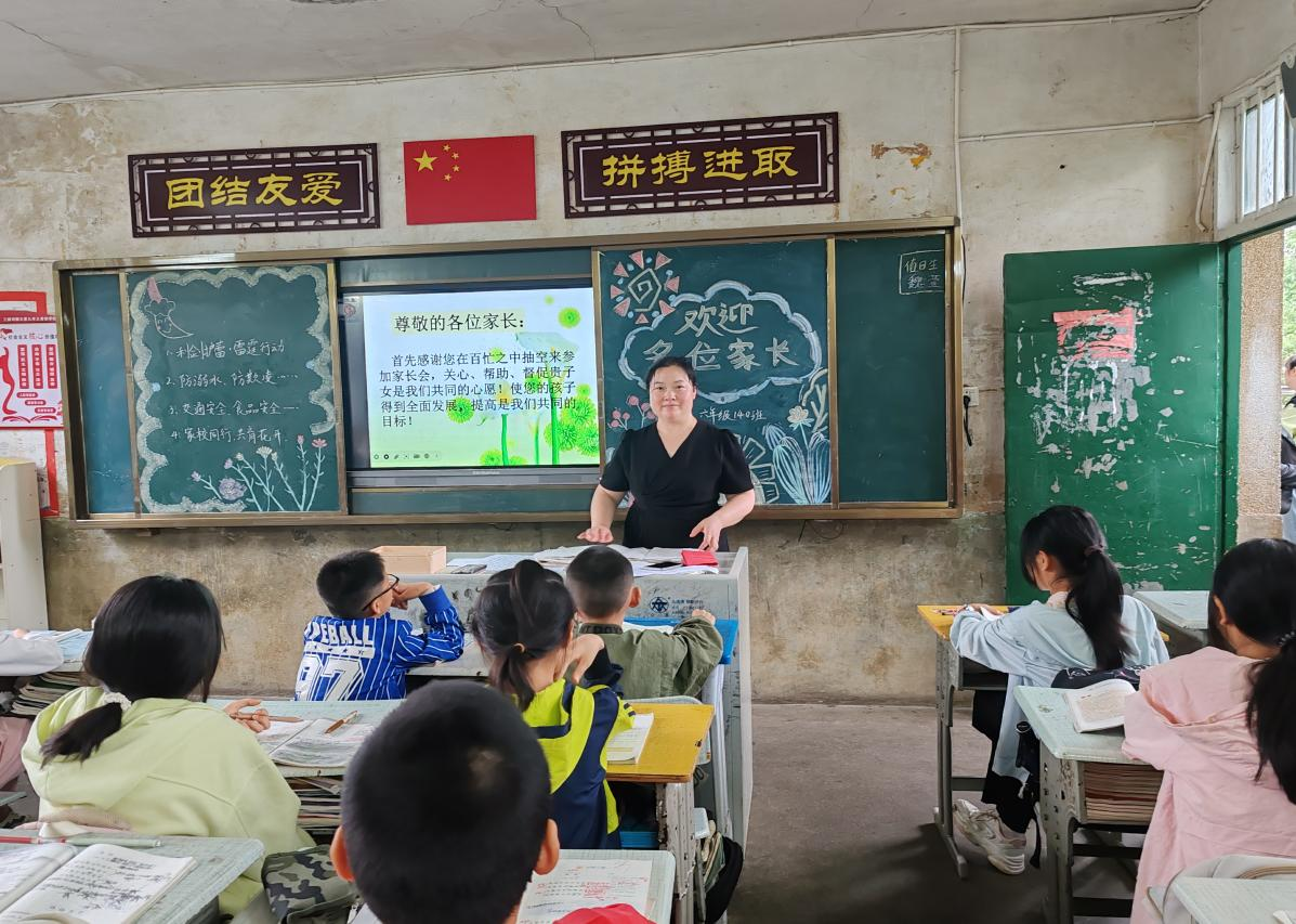 三阁司镇五里九年义务制学校召开“利剑护蕾，雷霆行动”家长会