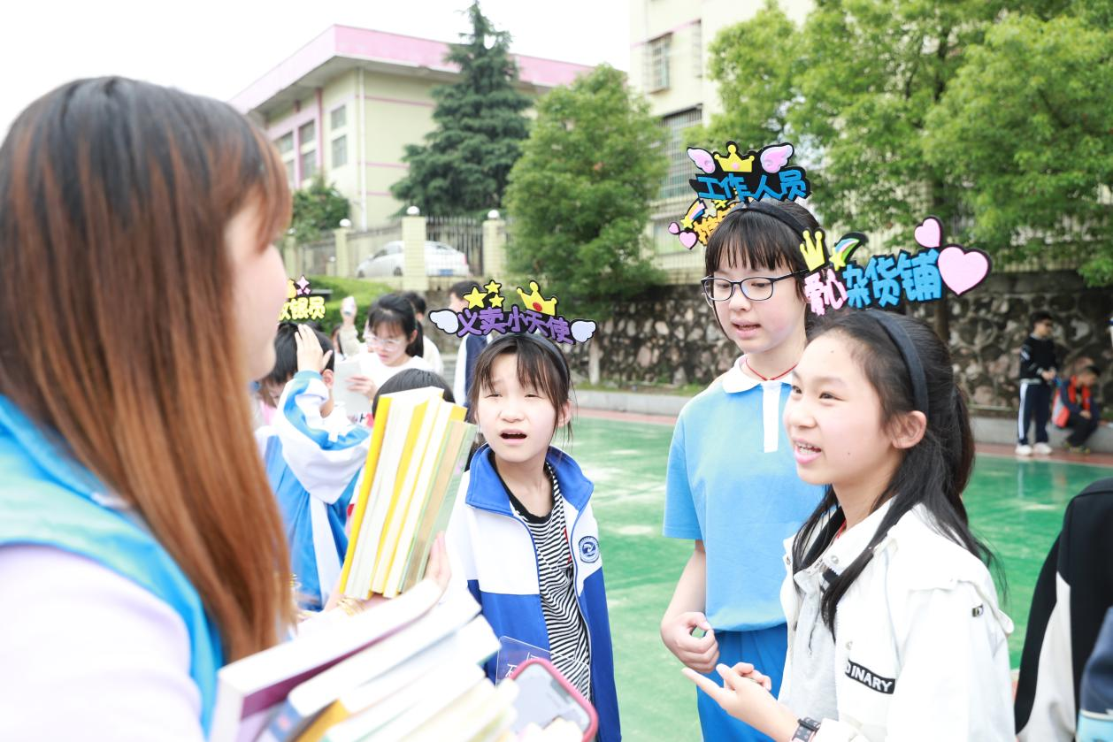 城区二小跳蚤市场火热开市：用爱滋润“最美毕业季”