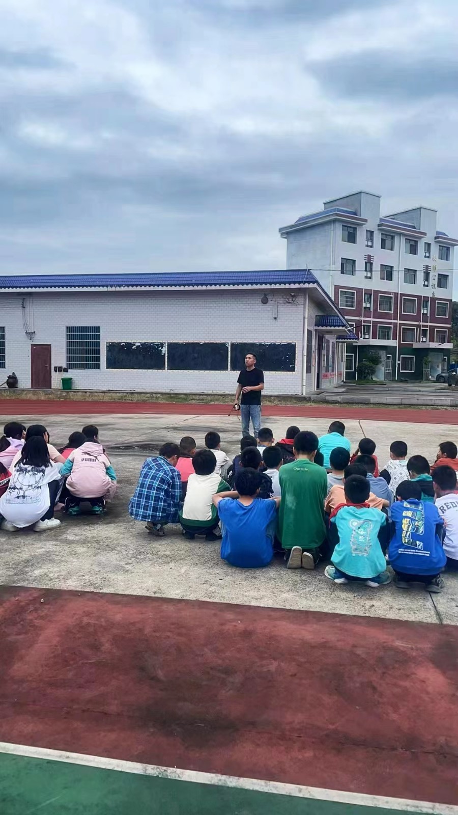 白马田中心小学开展宿舍消防安全演练