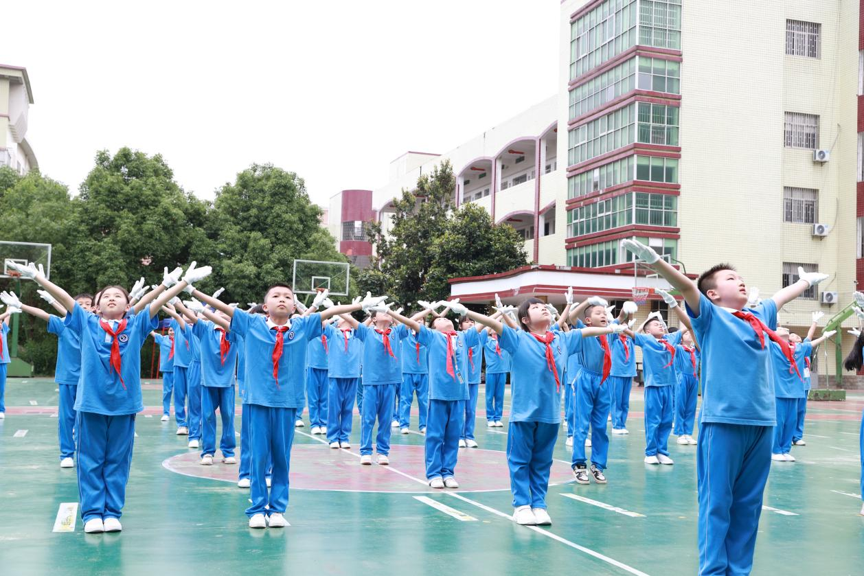 城区二小举行广播操比赛：团结协作，展我风采
