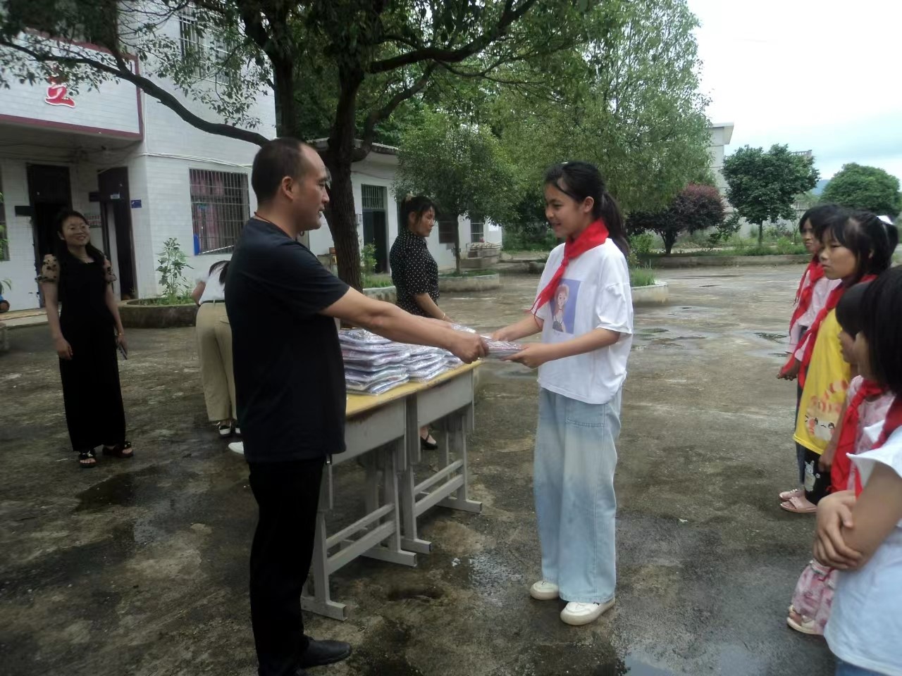 重庆市爱心老板赠送新服装助学邵阳慰师生