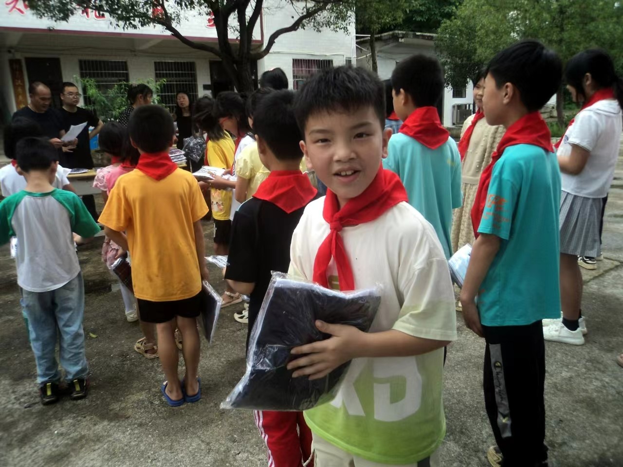 重庆市爱心老板赠送新服装助学邵阳慰师生