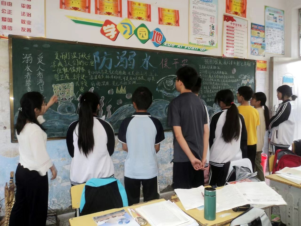         下花桥镇中学防溺水“板报宣传”评比活动有序开展