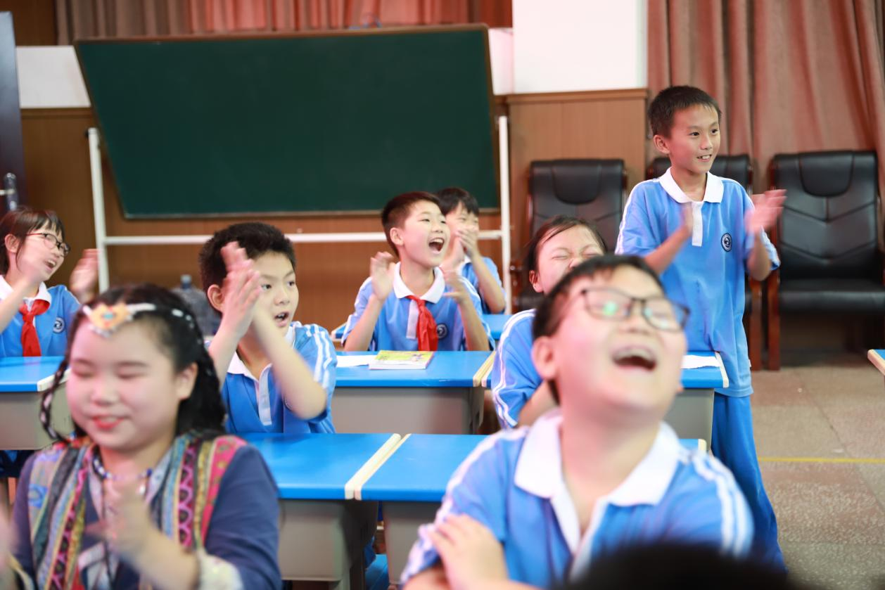 书香二小的成长：你听，夜空的星星会唱歌！