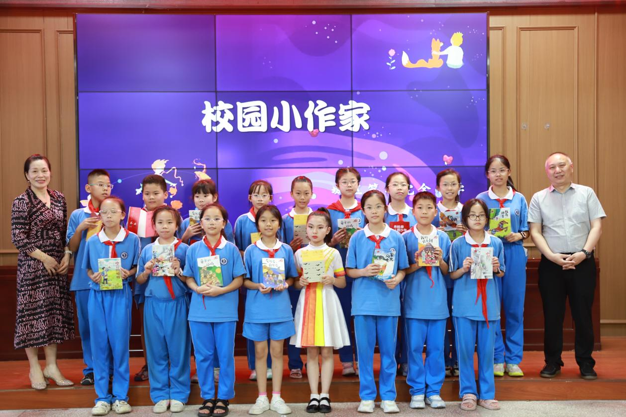 书香二小的成长：你听，夜空的星星会唱歌！