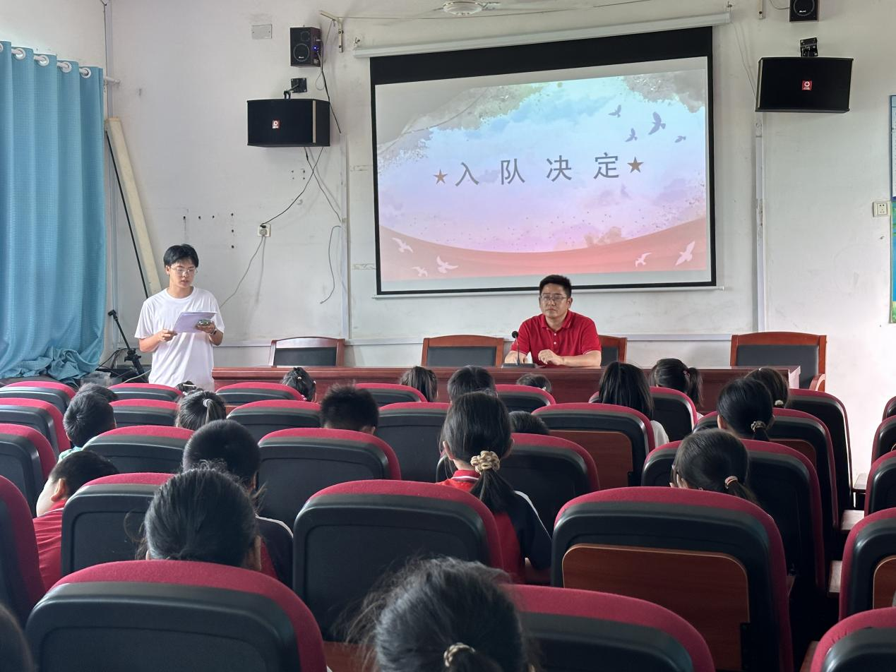 白沙中心小学举行少先队员入队仪式