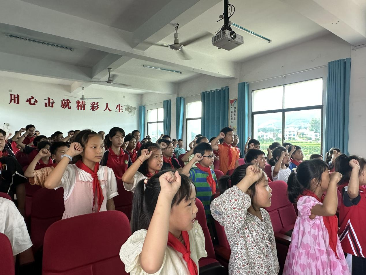 白沙中心小学举行少先队员入队仪式