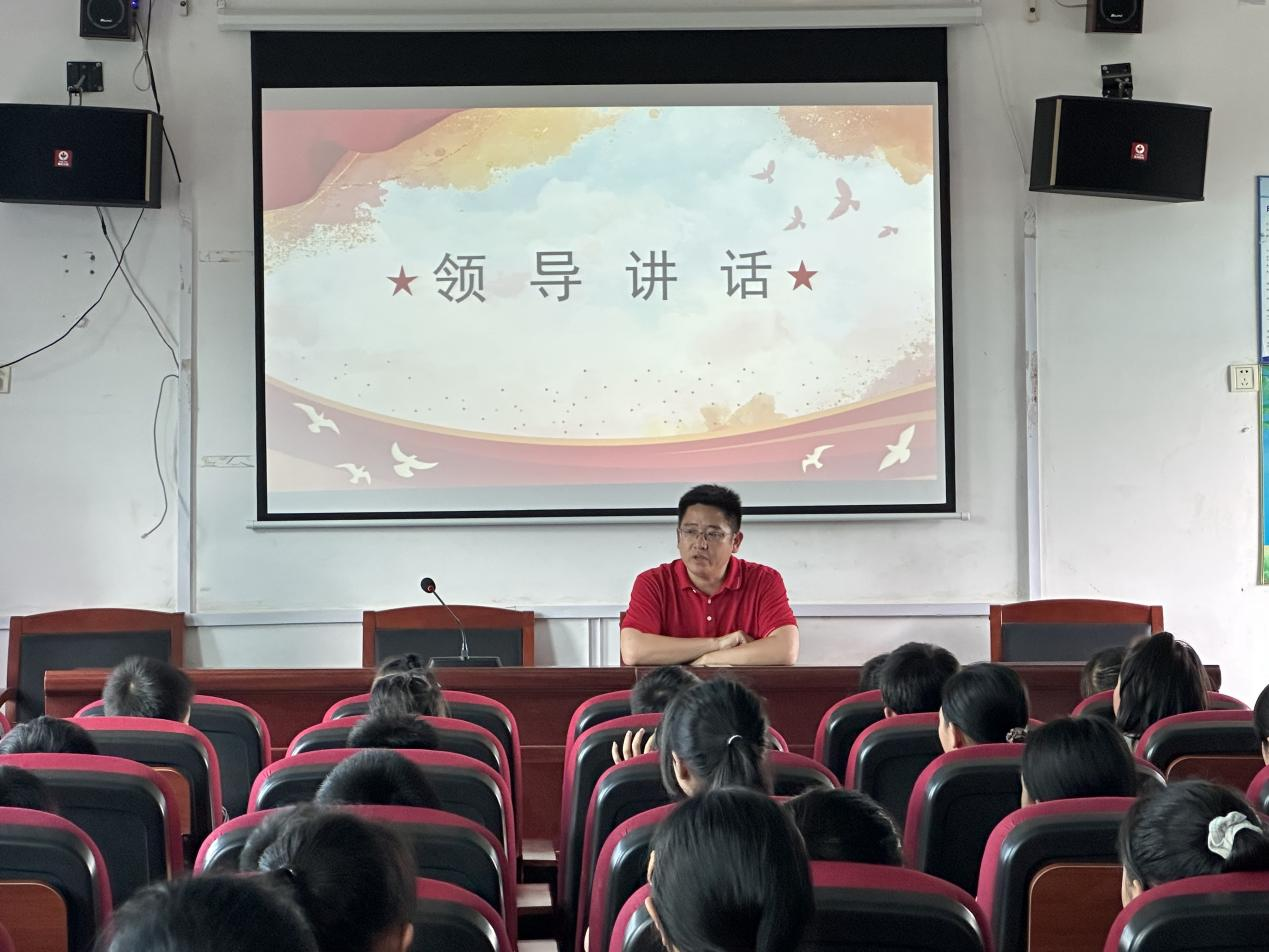 白沙中心小学举行少先队员入队仪式