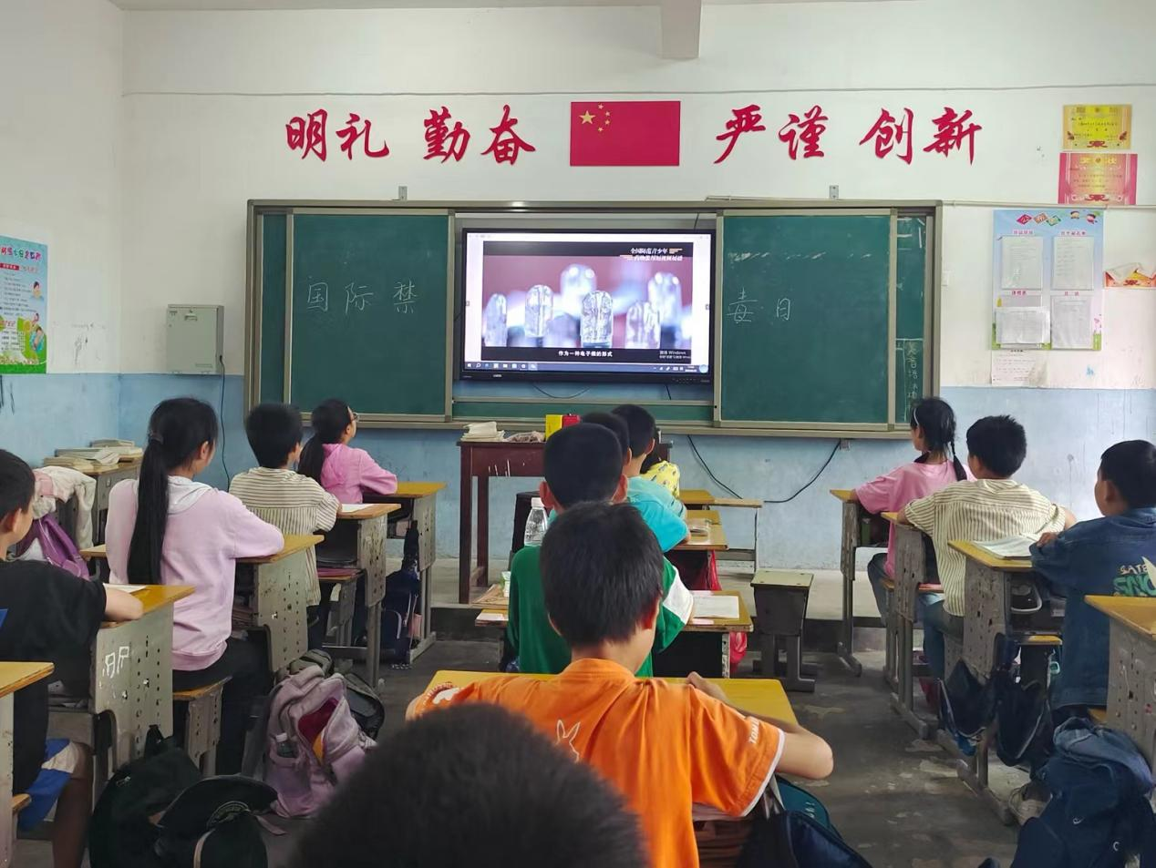 新宁县万塘乡白马田中心小学开展禁毒宣传