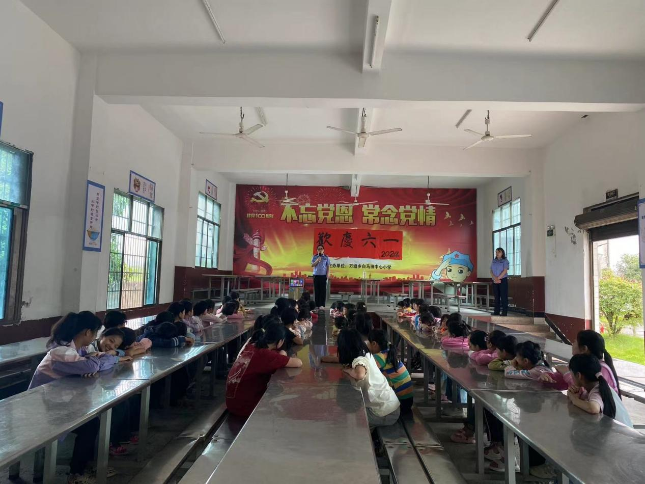 “利剑护蕾·雷霆行动”女子护蕾宣讲团进校园