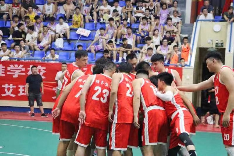 “体育燃情，青春筑梦”