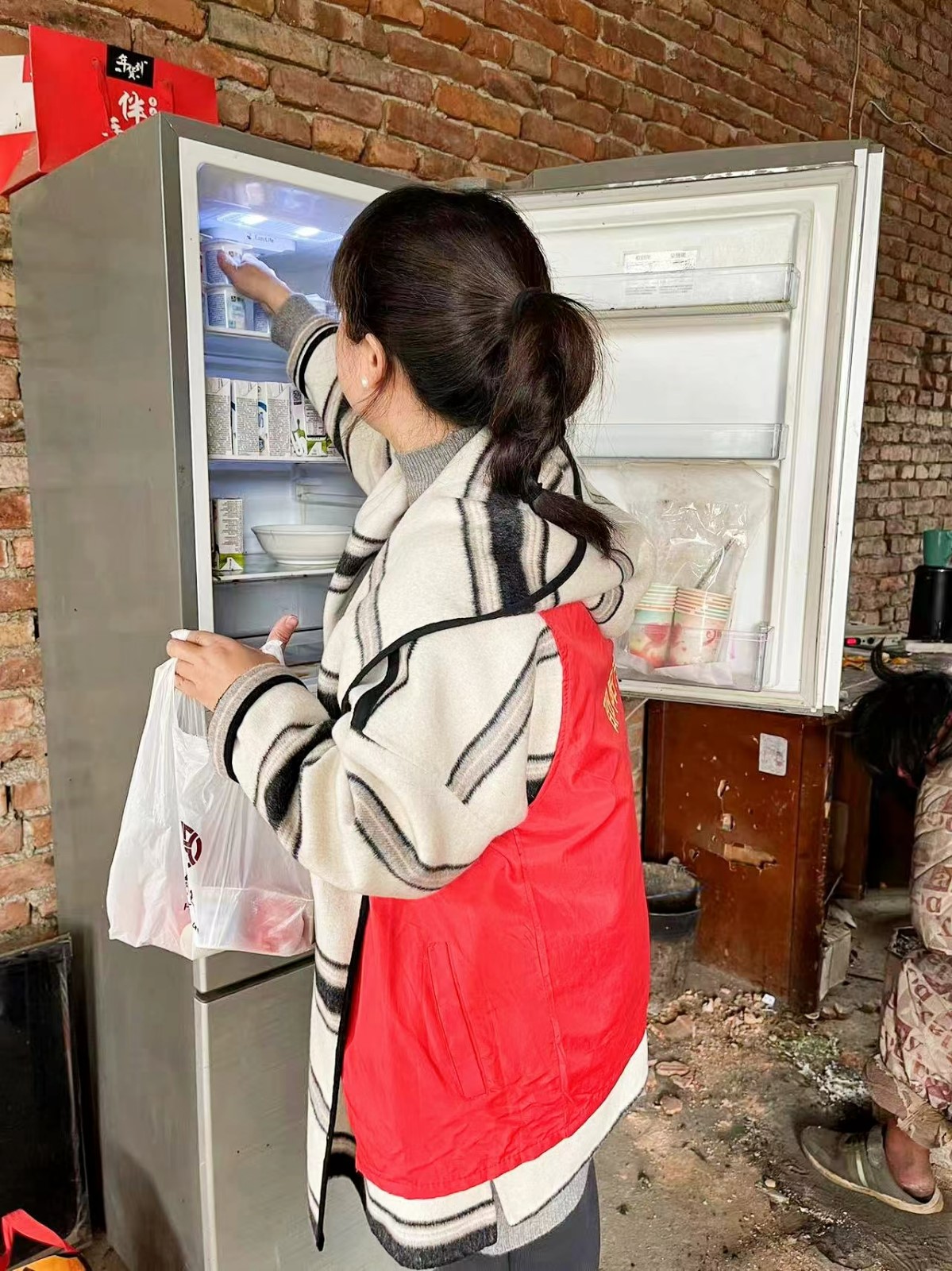 石榴花开满校园  家风传承民族情