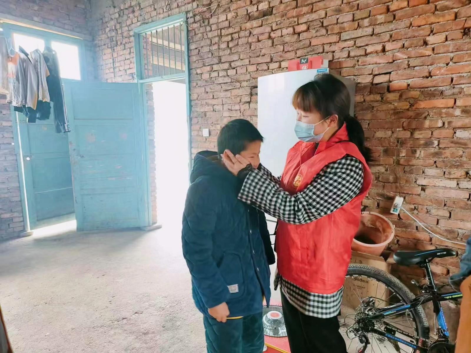 石榴花开满校园  家风传承民族情