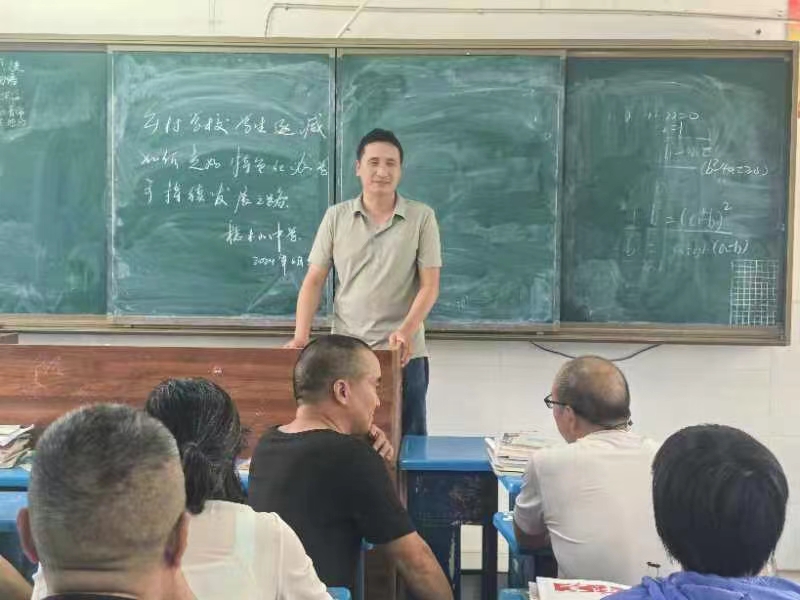 梽中全体教师积极探讨乡村学校特色办学之道 应对生源减少挑战