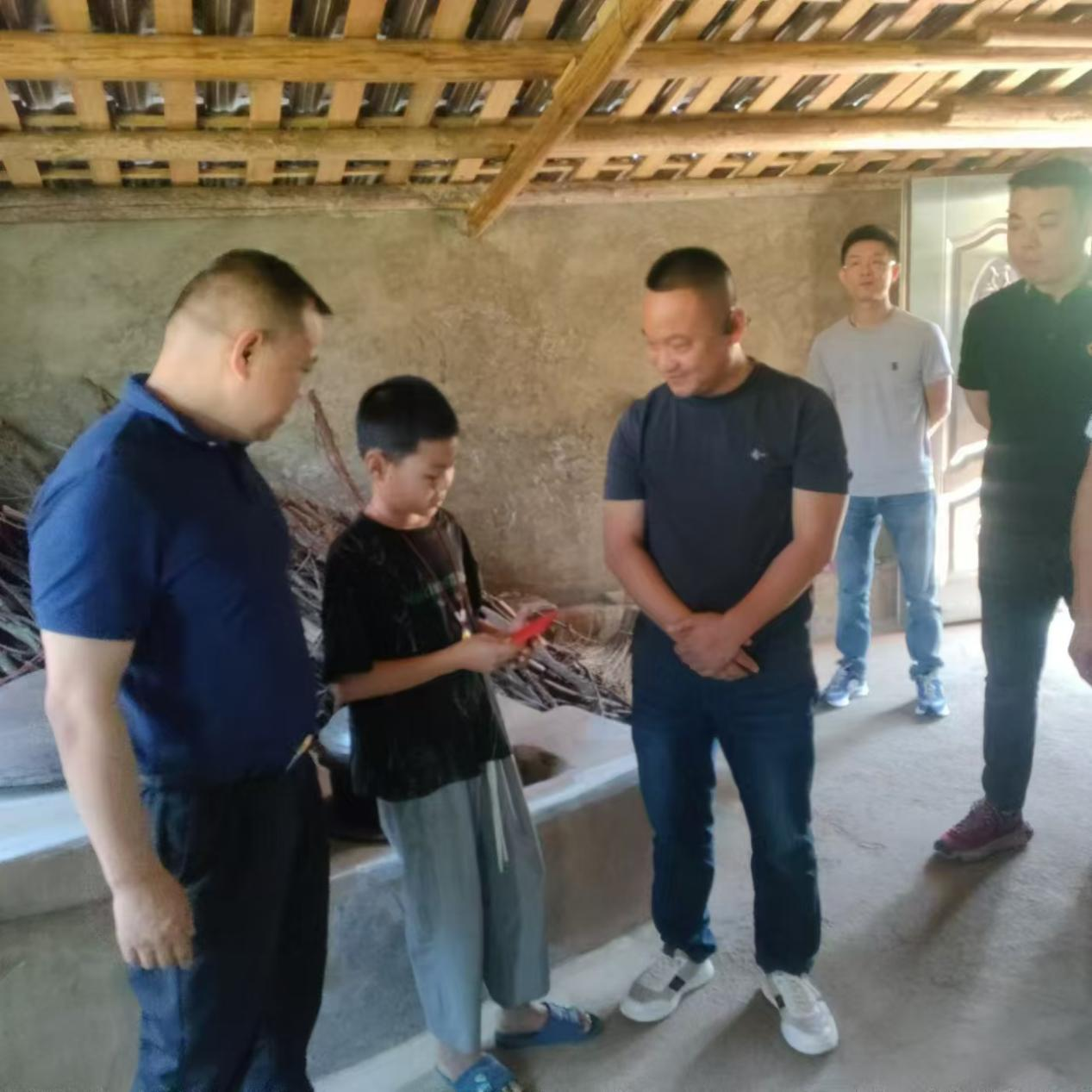 爱心人士情系贫困生