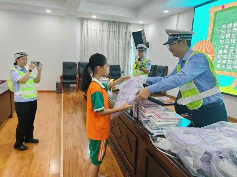 解放小学“小学生交通安全常识”秋季开学第一课