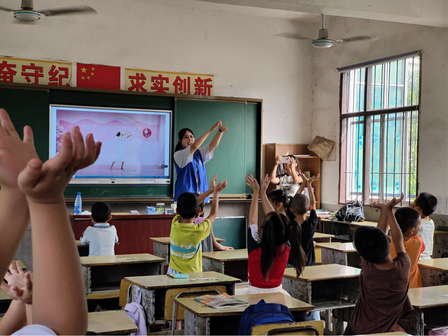 中国东方“关爱留守儿童 ，金融知识下乡”捐赠仪式