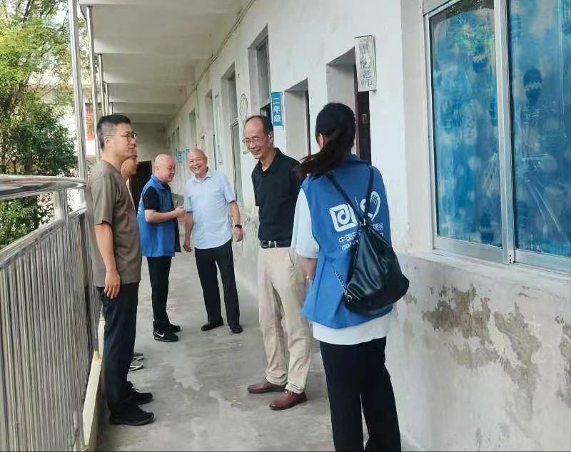 中国东方“关爱留守儿童 ，金融知识下乡”捐赠仪式