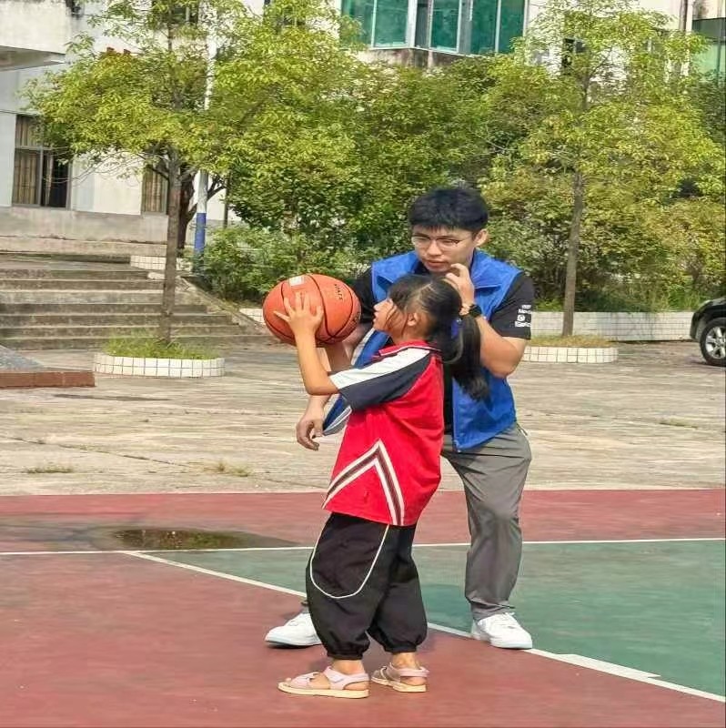 中国东方“关爱留守儿童 ，金融知识下乡”捐赠仪式