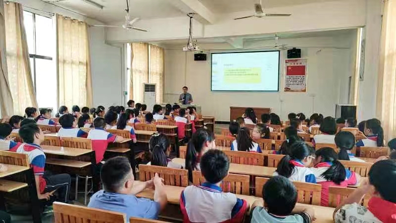 金称市镇中心完小开展“法治课堂进校园”