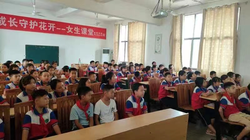 金称市镇中心完小开展“法治课堂进校园”