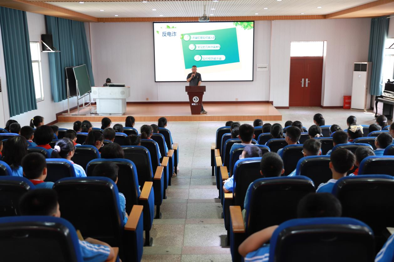 城区二小开展“未成年人保护法”法治讲座